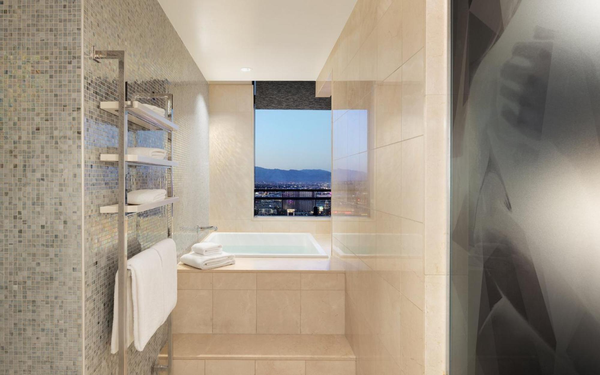Suite de 1 dormitorio con terraza y vistas a la fuente